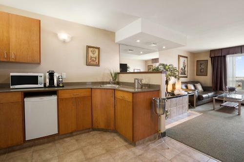 Hotel Ramada Inn & Suites