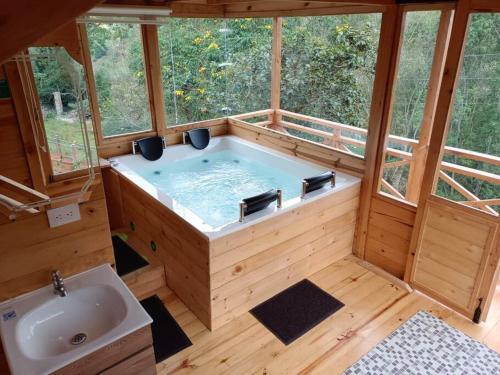Villa Ecocaba�a Con Jacuzzi Ecocaba�as Byb