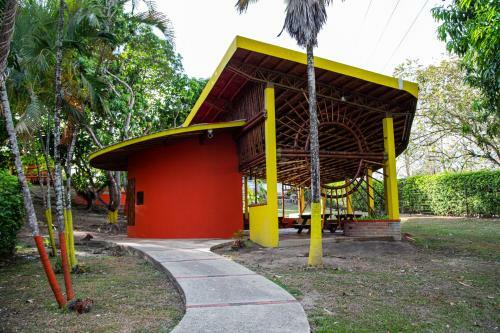 Hermosa Casa Con Piscina En Carmen De Apical�