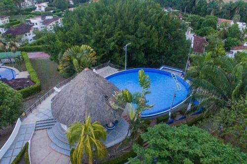 Hermosa Casa Con Piscina En Carmen De Apical�
