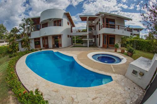 Hermosa Casa Con Piscina En Carmen De Apical�