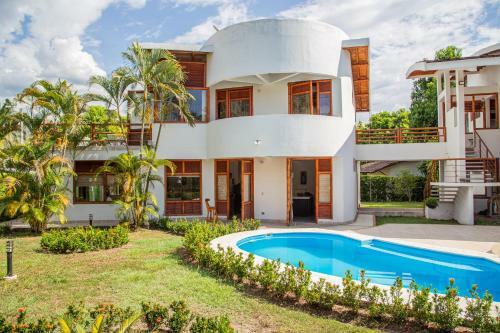 Hermosa Casa Con Piscina En Carmen De Apical�