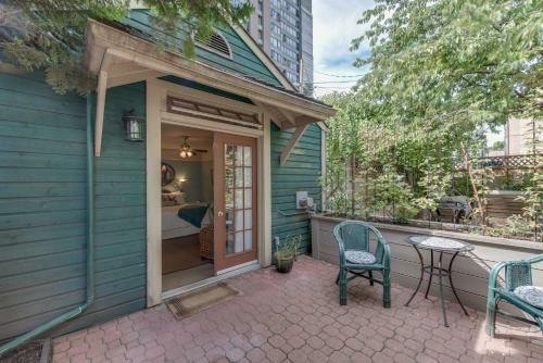 Bed & Breakfast O Canada House