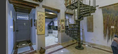 Luxury Large Apartment With Colonial Balcony