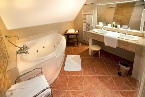 Hotel Hostellerie Du Ch�teau Des Monthairons