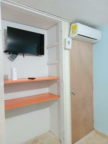 Hostal Beach Airport House