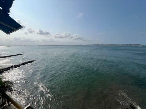 Apartamento Cozy Beachfront Apt Great Views & Pool