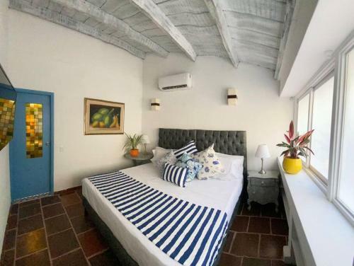 Blue House - Beachfront Luxury House With 8 Bedrooms