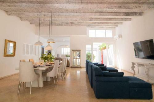 Blue House - Beachfront Luxury House With 8 Bedrooms