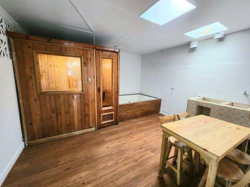 Casa Cerca Del Aeropuerto: Spa Con Sauna Y Jacuzzi