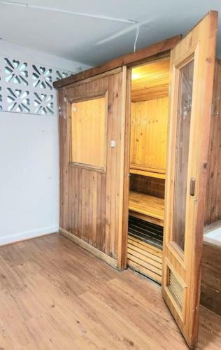 Casa Cerca Del Aeropuerto: Spa Con Sauna Y Jacuzzi