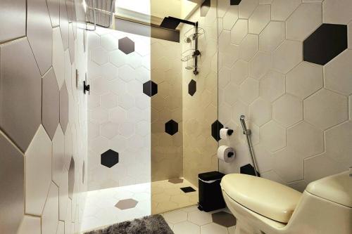 Intimate Apartment With Balcony & Stunning Views!