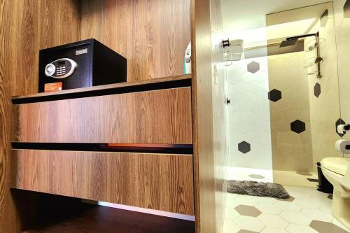 Intimate Apartment With Balcony & Stunning Views!