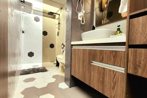 Intimate Apartment With Balcony & Stunning Views!