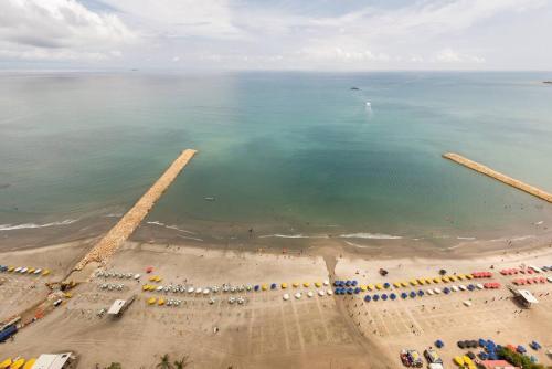 29th Floor Beachfront Apartment In Bocagrande!