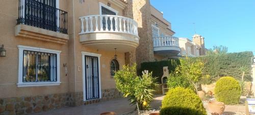 Charming Bungalow In Private Urbanization Royal Interpark