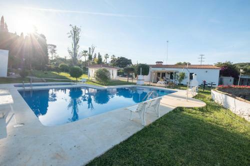 Agradable Villa Con Piscina