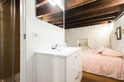 Airbhouse Private Rooms & Apartments