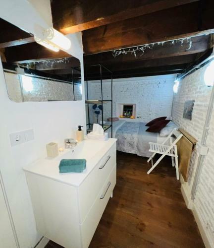 Airbhouse Private Rooms & Apartments