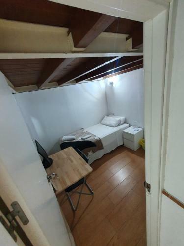 Airbhouse Private Rooms & Apartments