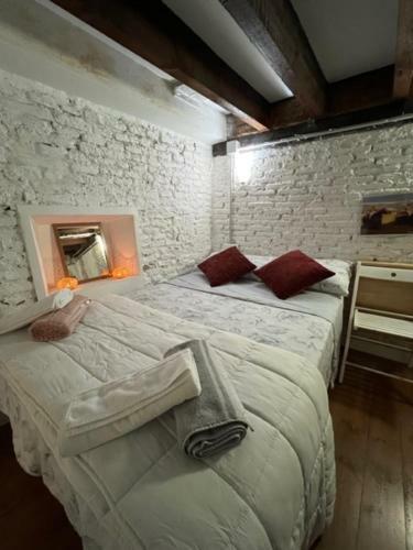 Airbhouse Private Rooms & Apartments