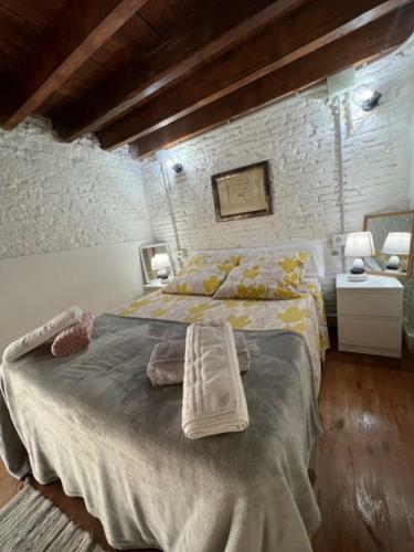 Airbhouse Private Rooms & Apartments