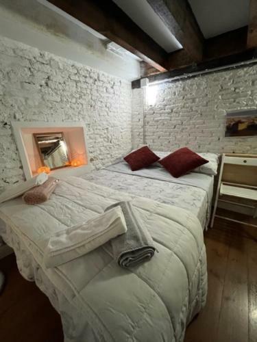 Airbhouse Private Rooms & Apartments
