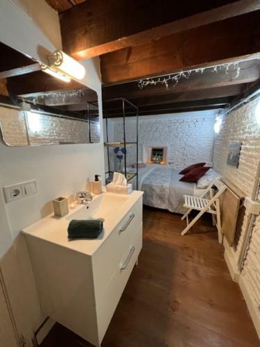 Airbhouse Private Rooms & Apartments