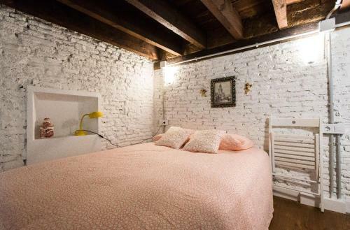 Airbhouse Private Rooms & Apartments