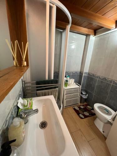 Airbhouse Private Rooms & Apartments