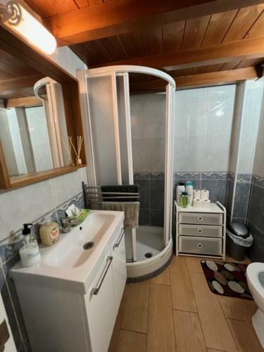 Airbhouse Private Rooms & Apartments