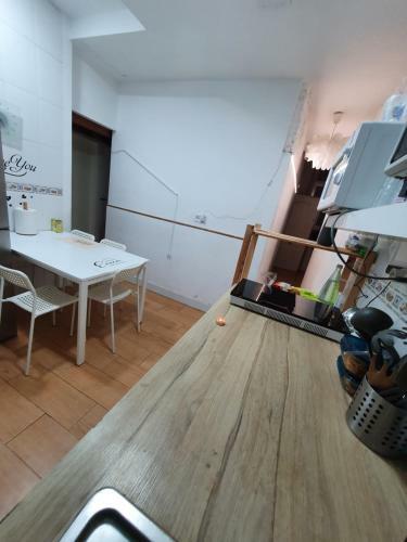 Airbhouse Private Rooms & Apartments