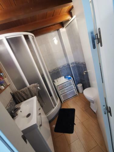 Airbhouse Private Rooms & Apartments