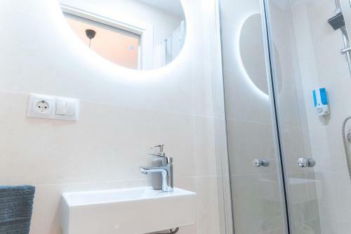 Downtown Apartment (3 Bedrooms, 2 Bathrooms, Wifi)