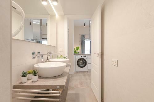 San Luis Downtown & Pool Apartment
