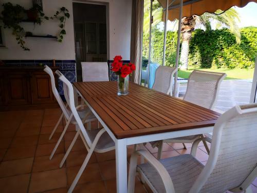 Chalet Con Jard�n, Piscina Privada Y Parking