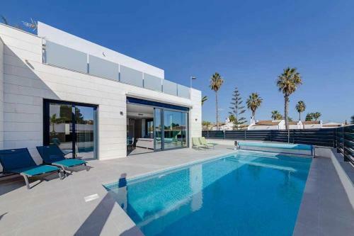 Magn�fica Villa Con Piscina Climatizada