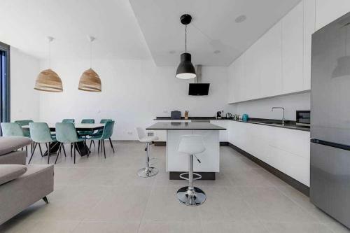 Magn�fica Villa Con Piscina Climatizada