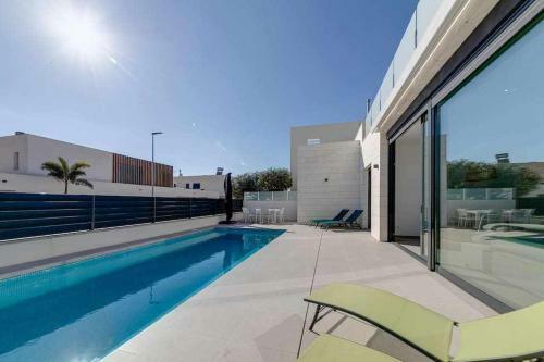 Magn�fica Villa Con Piscina Climatizada