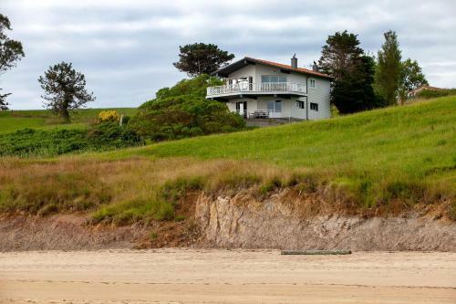 Casa De Cuento En La Playa De Oyambre, Al Lado De Comillas