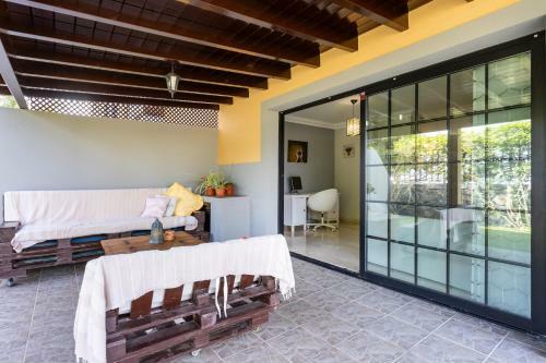 Pretty Family House With Swimming Pool