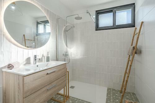 Cliff Haven Sea View Apartment - Adults Only