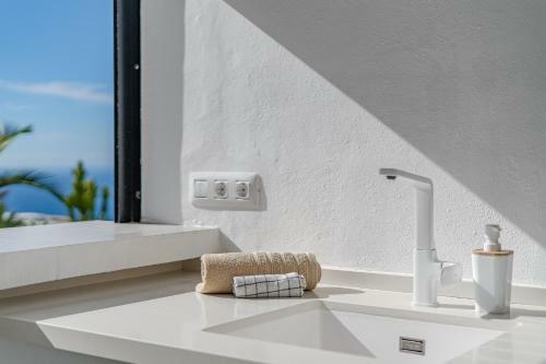 Cliff Haven Sea View Apartment - Adults Only