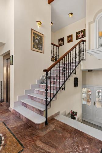Villa Breathtaking Mansion With Pool - Ref 85