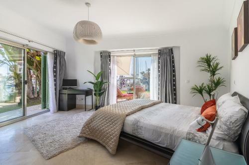 Waterside Apartment In Sotogrande Marina With Private Pool