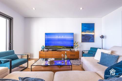 Luxury Apartment With Sea And Golf View
