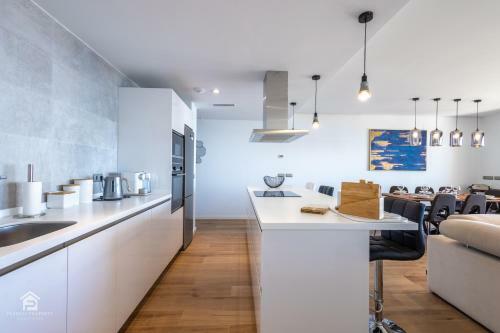 Luxury Apartment With Sea And Golf View