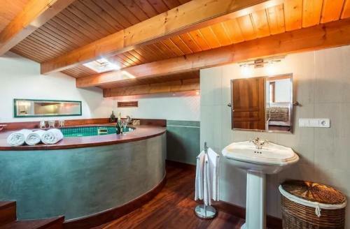 Casa Con Piscina Climatizada, Jacuzzi, Billar, Aire Acondicionado