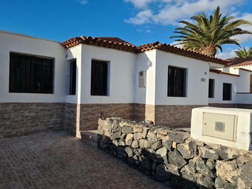 Villa Casa Tom - Spacious Holiday Home With Heated Pool