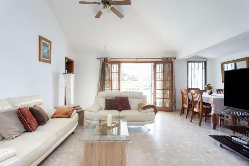 Villa Casa Tom - Spacious Holiday Home With Heated Pool